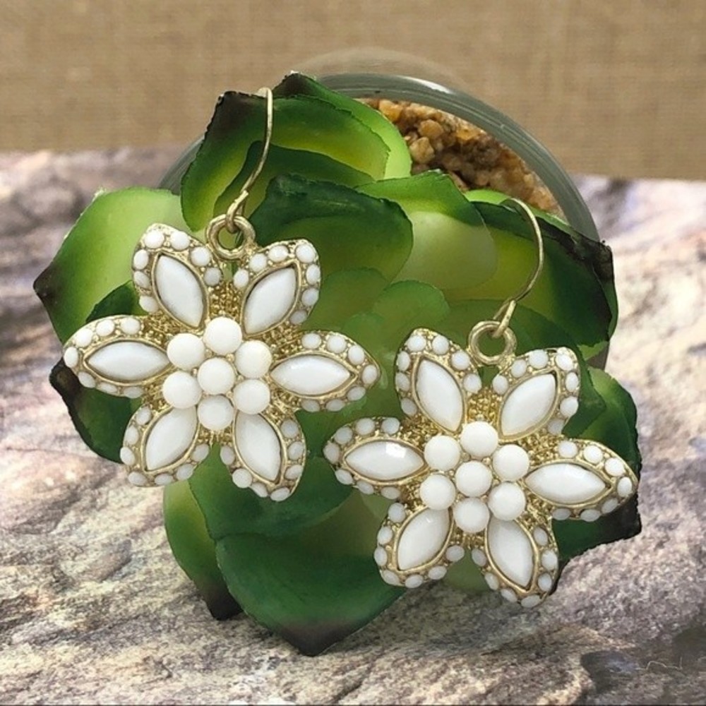 🌼 White Dot Daisy Gold Dangle Earrings